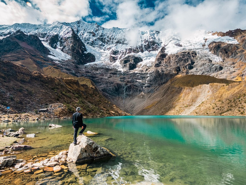 Wandelaar bij Laguna Humantay met besneeuwde berg in Peru – reizen met Explore.