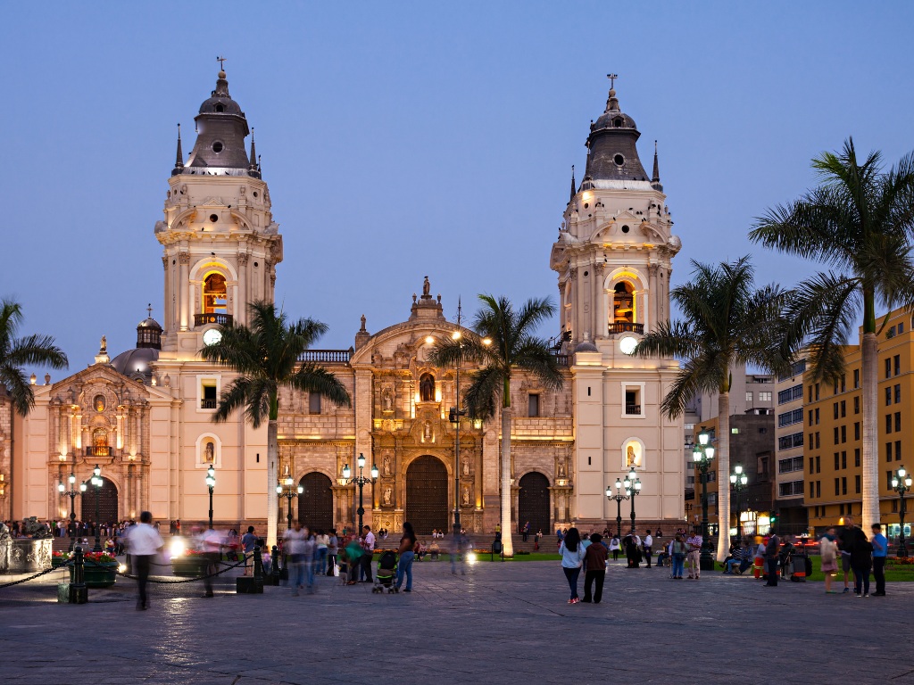 Basiliek van Lima bij avondlicht, Peru – reizen met Explore.