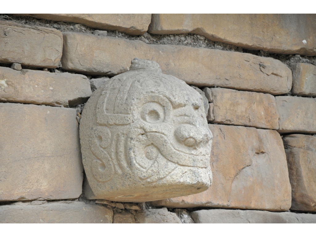 Chavin de Huantar beeld op muur - reizen met Explore