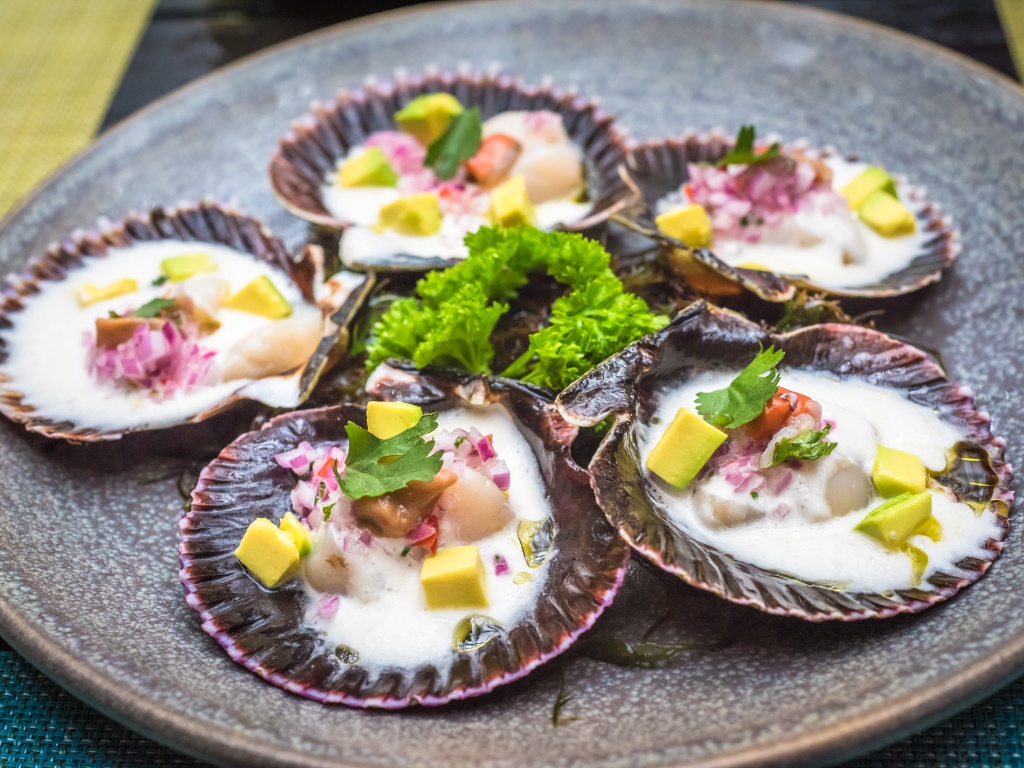 Verse sint-jakobsschelpen in Peruaanse stijl met avocado en ui – reizen met Explore.