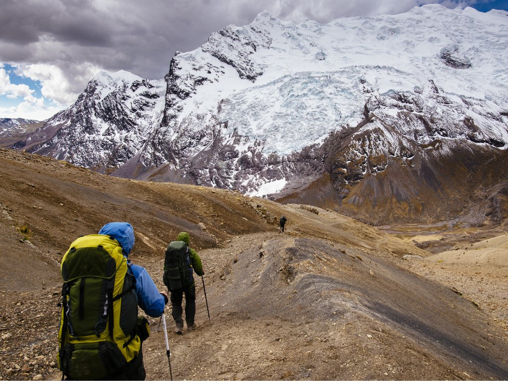 Wandelaars op trektocht in de Andes bij Ausangate, Peru – reizen met Explore.