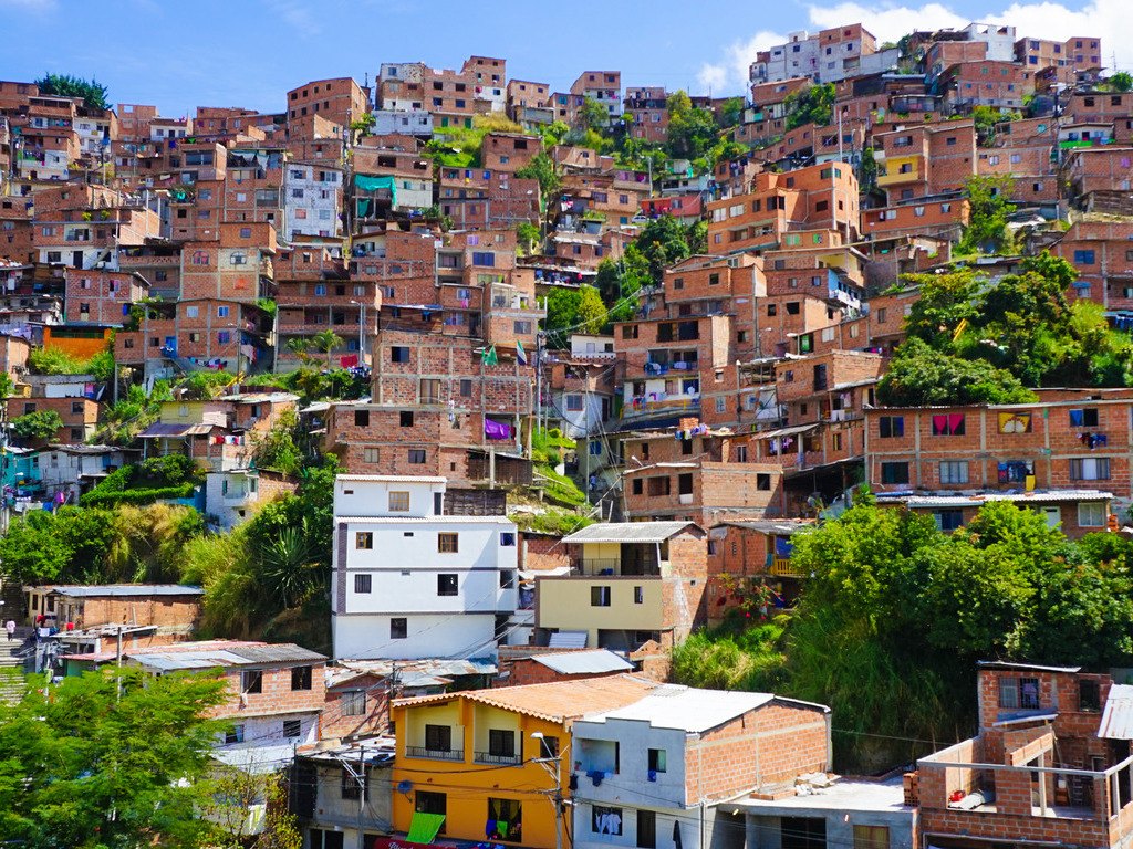 Favela-wijk op heuvel in Medellín, Colombia – reizen met Explore.