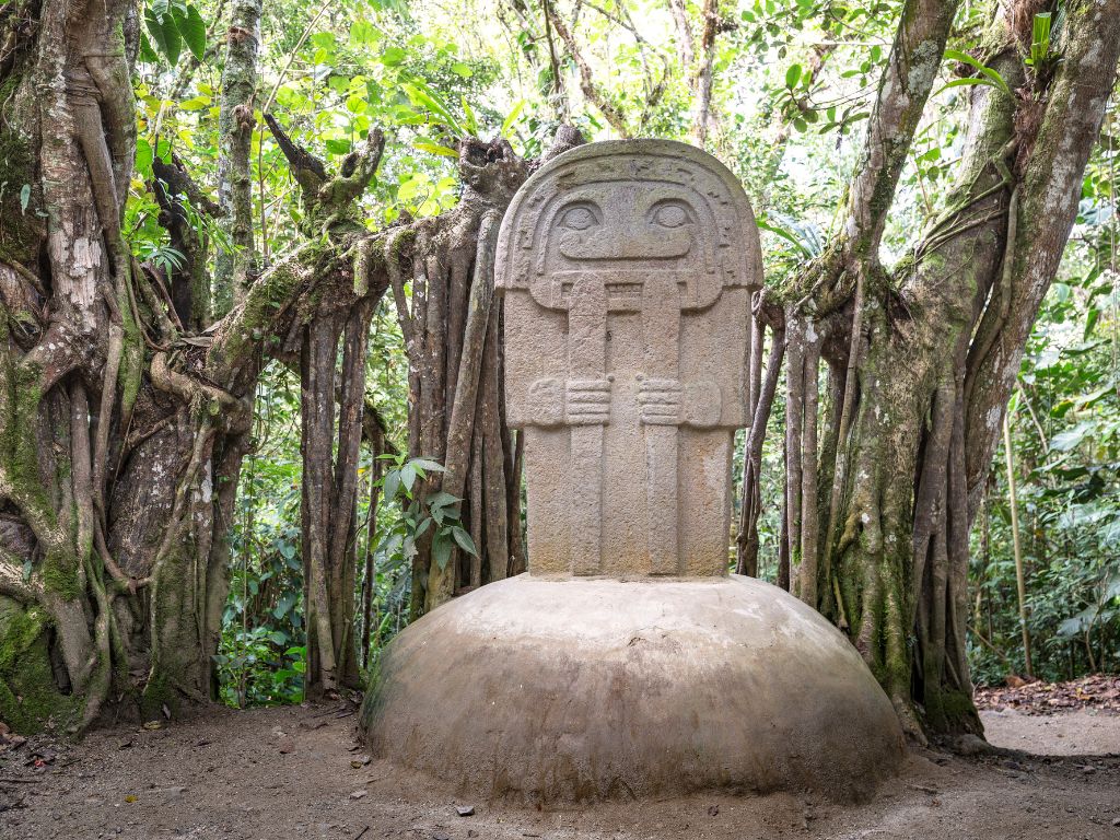 Steenbeeld in archeologisch park San Agustín, Colombia – reizen met Explore.