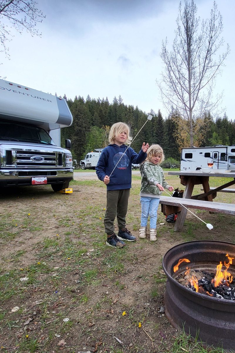 Kinderen die marshmallows roosteren bij hun motorhome in Canada - reizen met Explore