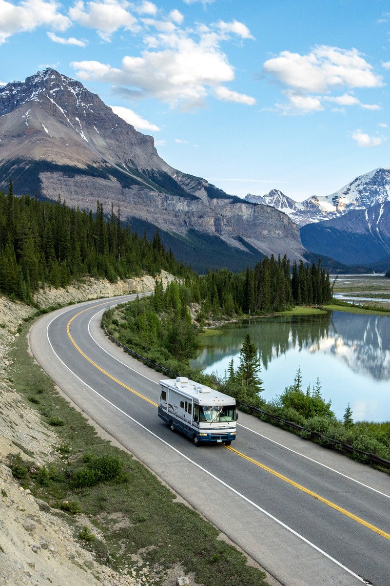 Motorhome die aan het rijden is in Canada - reizen met Explore