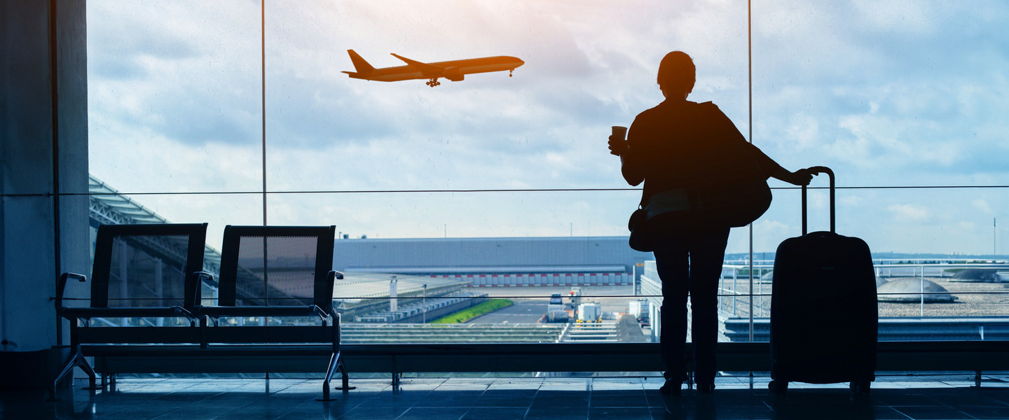 Persoon die wacht op zijn vlucht op de luchthaven in Canada - reizen met Explore