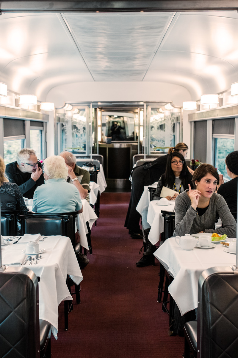 Restaurant in een Rocky Mountaineer trein in Canada - reizen met Explore