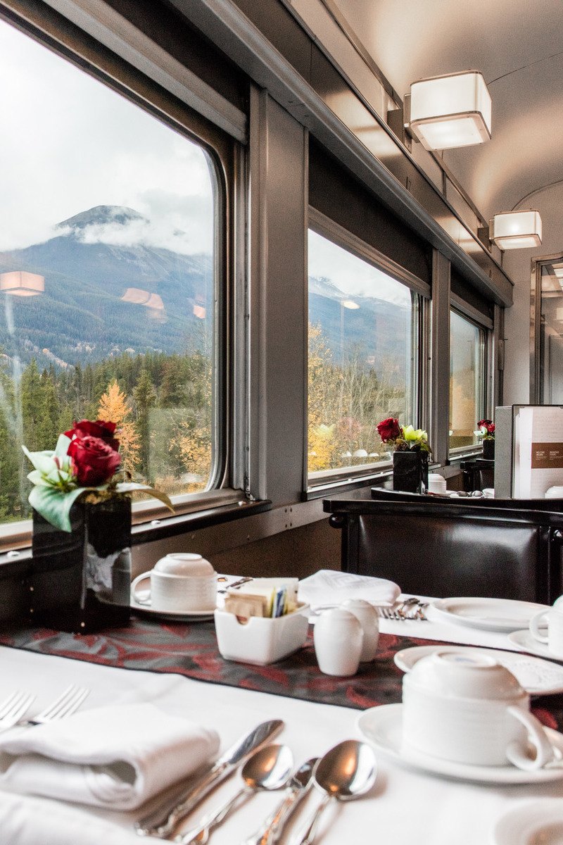 Restaurant in een Rocky Mountaineer trein in Canada - reizen met Explore
