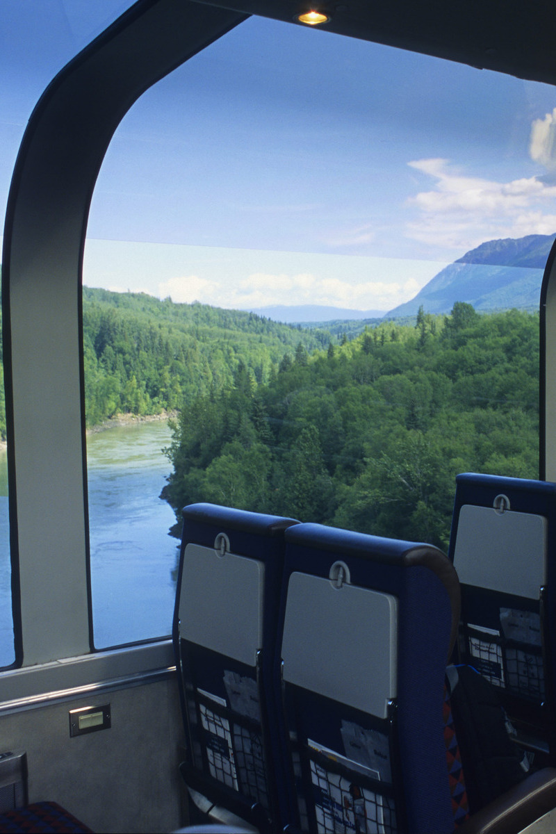 Trein van VIA Rail Canada met mooi uitzicht - reizen met Explore