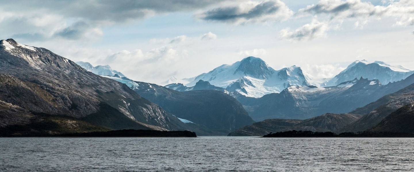 Uitzicht op bergen tijdens de Australis Cruise in Patagonië - reizen met Explore