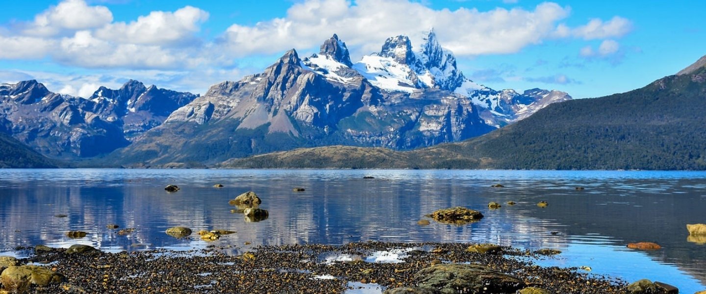 Uitzicht op de bergen tijdens de Australis cruise in Patagonië - reizen met Explore
