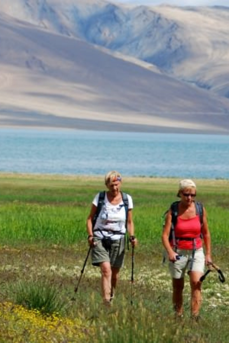 Wandelaars aan het Pangong meer in Ladakh, India - reizen met Explore