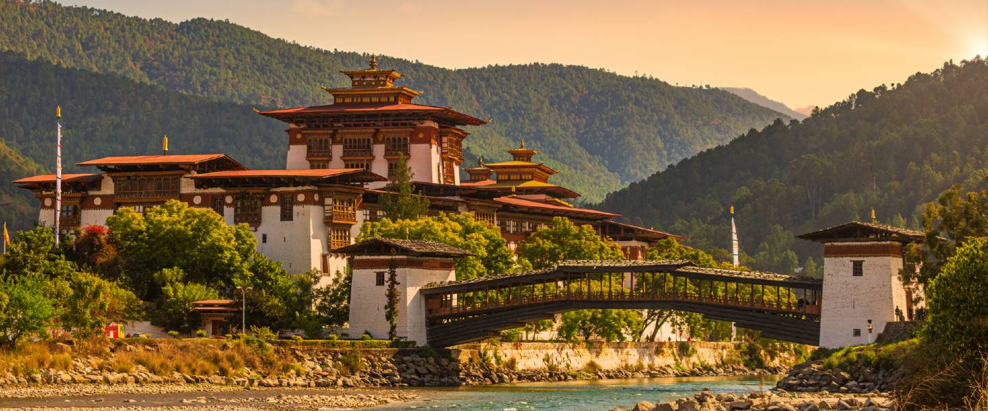 Punakha dzong in bhutan tijdens de zomer